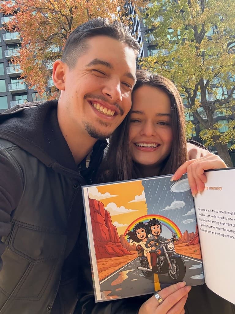 Un couple tenant leur livre personnalisé Our Love Story, A Journey of Us