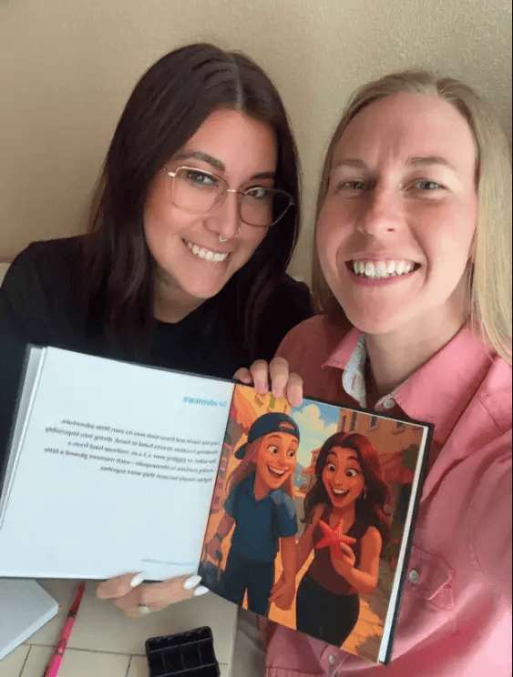 Deux amies souriantes, tenant leur livre d'amitié illustré